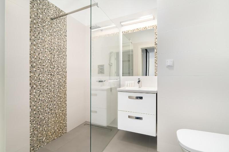 Stylish Apartment for 4 People with Parking in Poznań by Noclegi Renters - image 11
