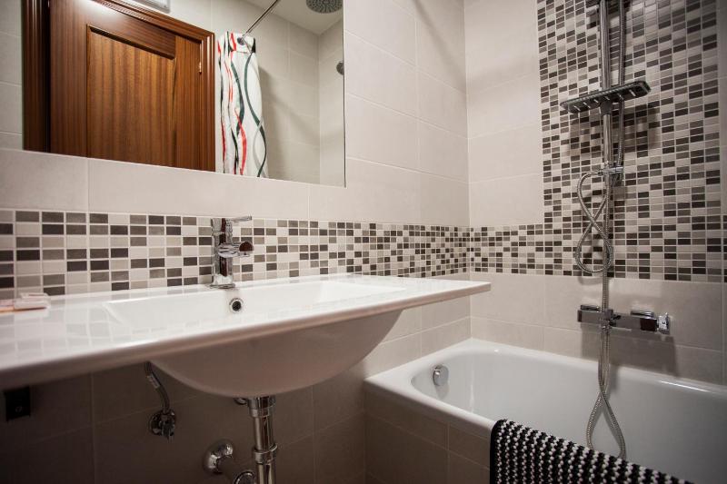 Twin Room with Private Bathroom image 4