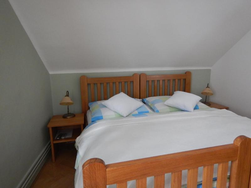Basic Double Room image 2