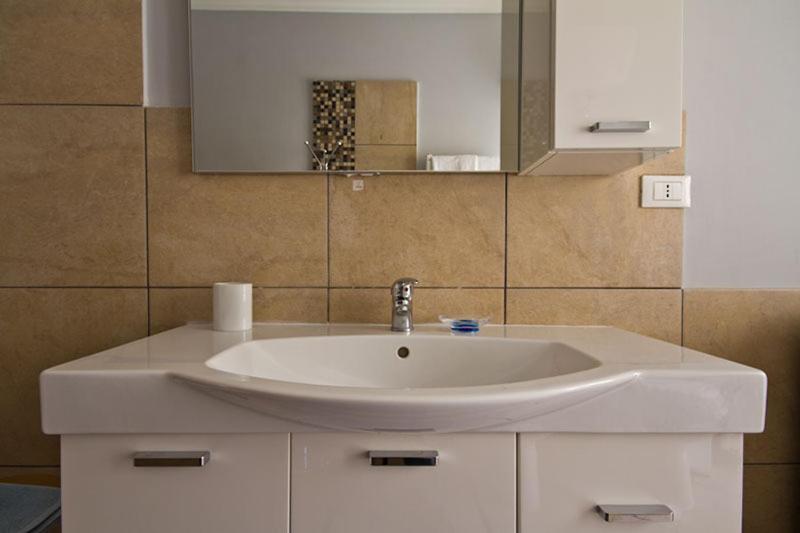 Twin Room with Private External Bathroom image 2