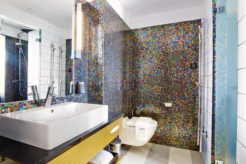 Deluxe Twin Room with Lake View image 3