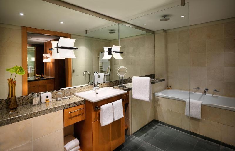 Twin Room with River View - Club Access image 4