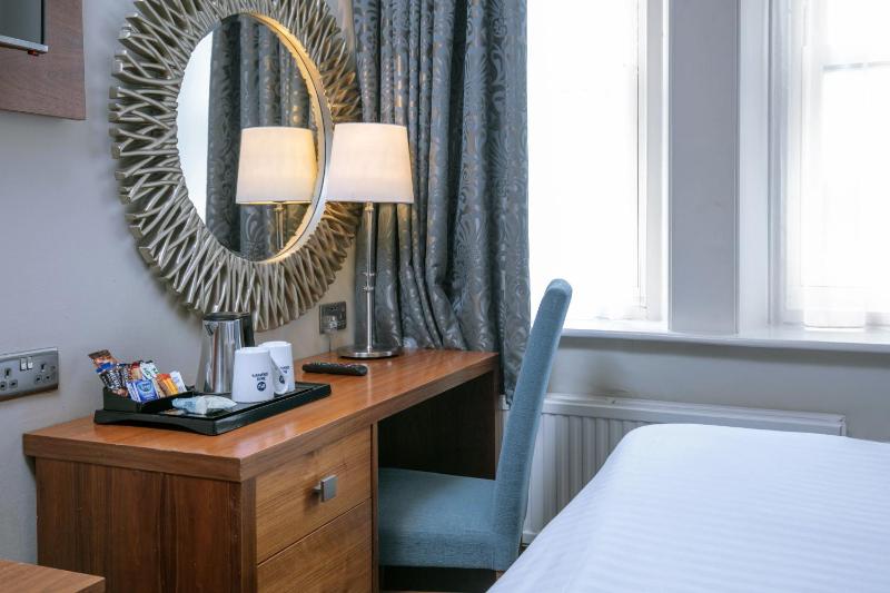 Best Western Chilworth Manor Hotel - image 44