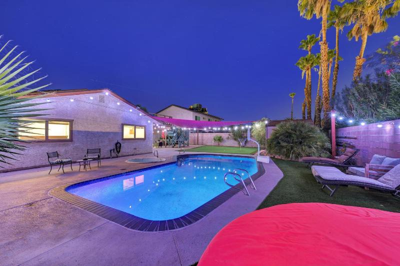 Strip-side Villa 6 Beds Pool Mini Golf Karaoke - image 3