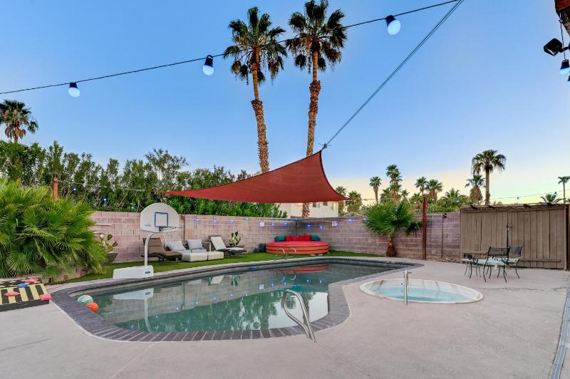 Strip-side Villa 6 Beds Pool Mini Golf Karaoke - image 5