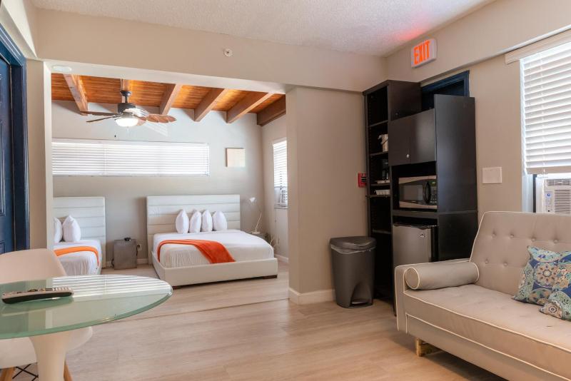 Hollywood Beach Suites and Hotel - image 8