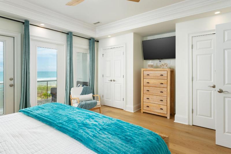 NEW Reno BEACH FRONT 4BD BA Game room Elevator - image 50