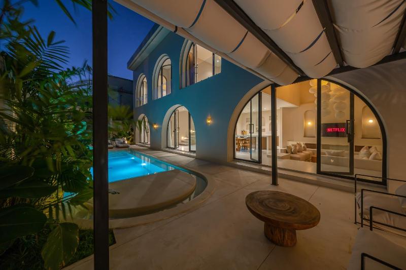 Villa Padang Senang - Tropical Luxe 3BR Short Walk to the Beach - image 13