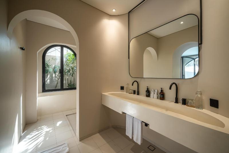 Villa Padang Senang - Tropical Luxe 3BR Short Walk to the Beach - image 10