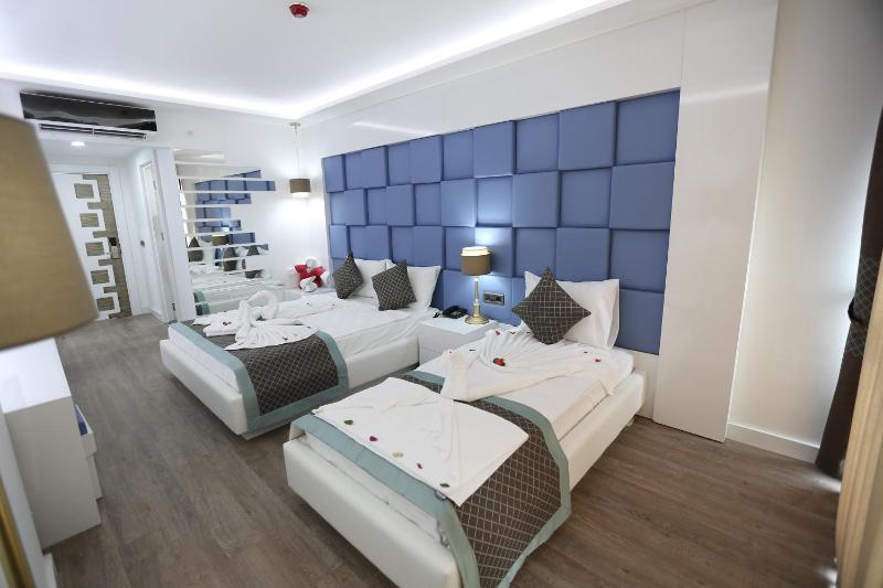 Standard Triple Room image 2
