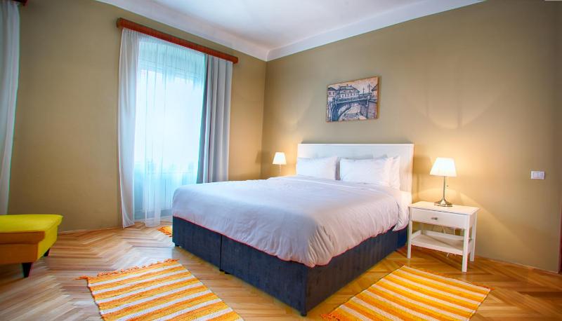 Superior King Room image 3