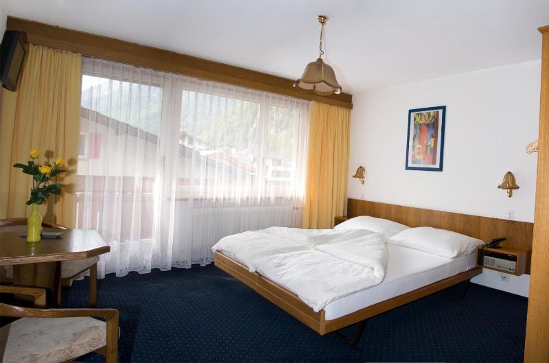 Twin Room image 1