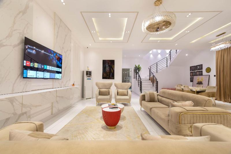 5 bedroom apartment at Lekki phase 2 Ologolo Lagos - image 1