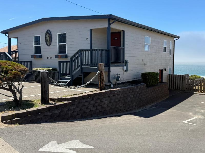 Seahorse Oceanfront Lodge - image 37