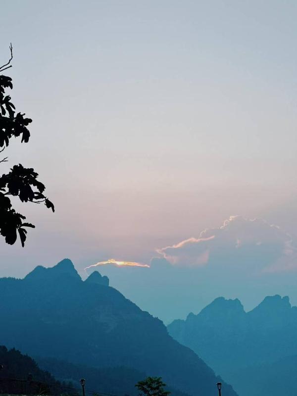 Zhangjiajie Flowers ValleyWatching Sunrise Cloud Sea enjoying an infinity pool free Chinese and Western breakfast and free shuttle service to the entrance of the National Forest Park - image 45
