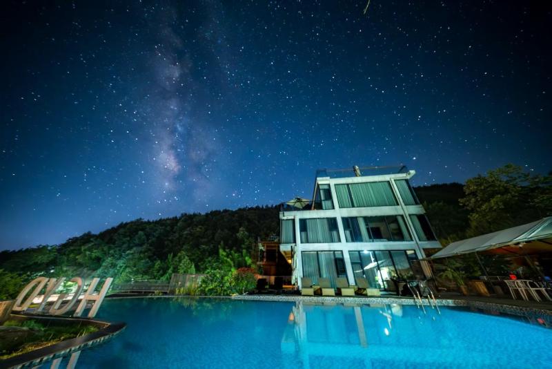 Zhangjiajie Flowers ValleyWatching Sunrise Cloud Sea enjoying an infinity pool free Chinese and Western breakfast and free shuttle service to the entrance of the National Forest Park - image 11