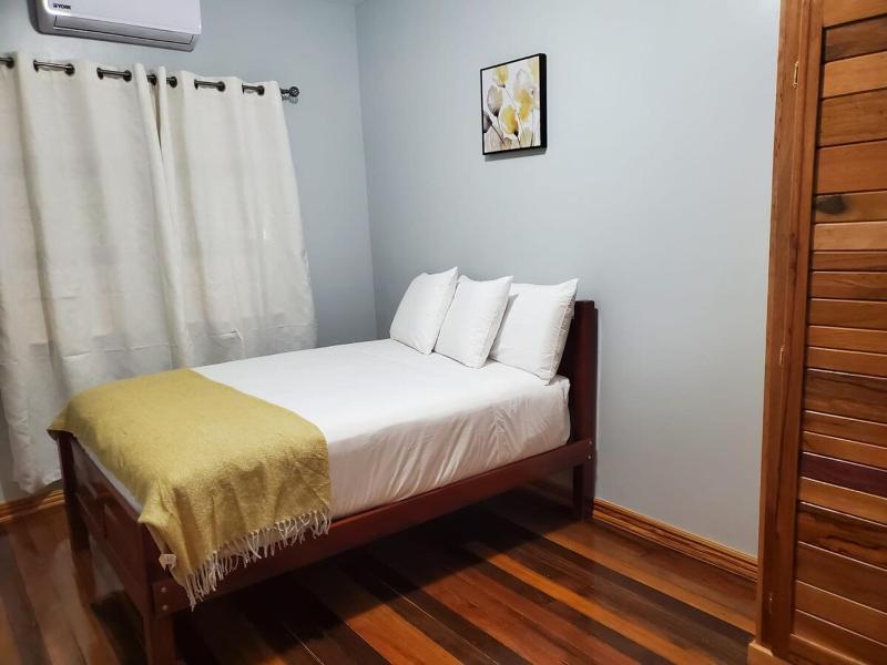 Upstairs 3 Bedroom Avalon Regia Apartment - image 13