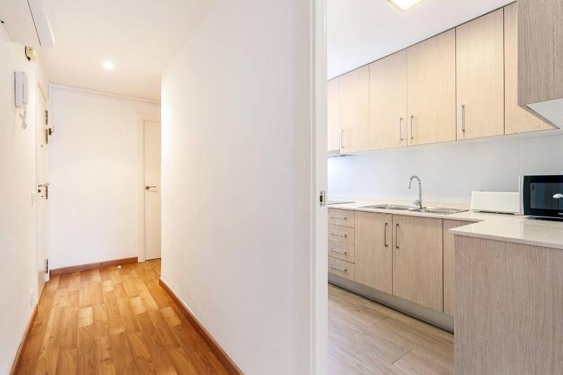 Sunny 3BR for 4 Iconic Terrace Views - image 9