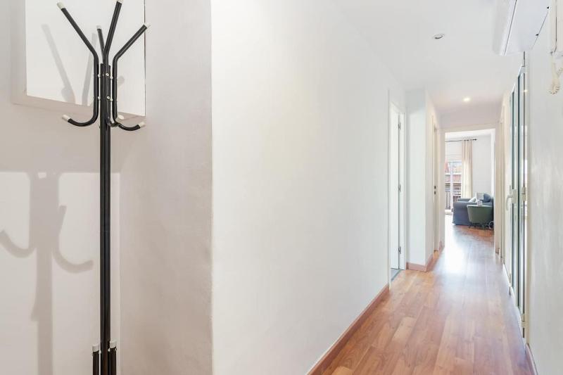 Sunny 3BR for 4 Iconic Terrace Views - image 6