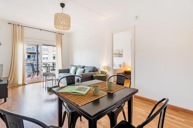 Sunny 3BR for 4 Iconic Terrace Views - image 15