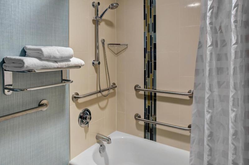 King Room with Sofa Bed and Roll-In Shower - Disability Access image 3
