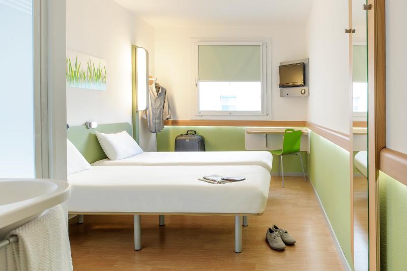 Twin Room image 3