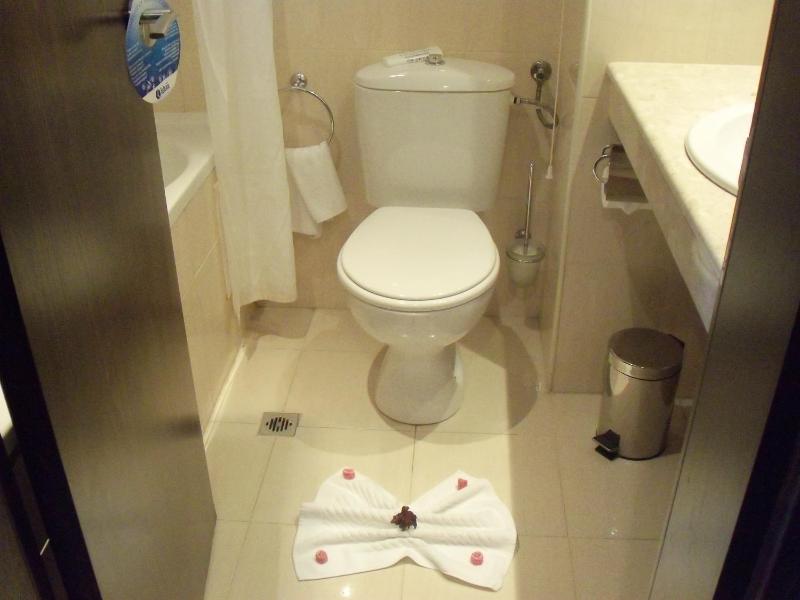 Twin Room with Extra Bed (2 Adults + 1 Child) with Sea View image 4