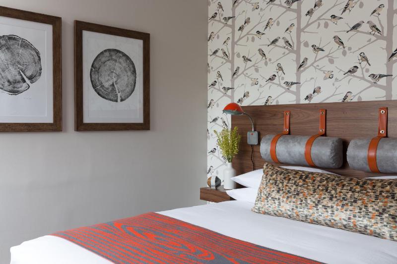 Queen Room image 2