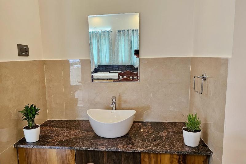 TrueLife Presidential Suites - 3BHK Luxurious AC Apartments - Modular Kitchen RO water system Microwave - Super fast WiFi 55 Smart TV 250 Airtel Channels - 3 bathrooms - Parking - Nearby PS4 A2B pure veg restaurants - Top service with lots of love - image 13