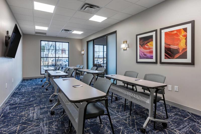 Comfort Suites Scottsdale Talking Stick Entertainment District - image 9