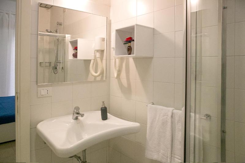 One-Bedroom Apartment with Private Patio - Ground Floor (5 Adults) image 2