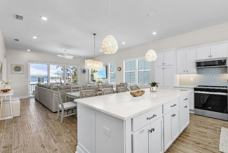 209 Seabreeze Escape- NEW Spacious 5-Bedroom Pool Home home - image 44