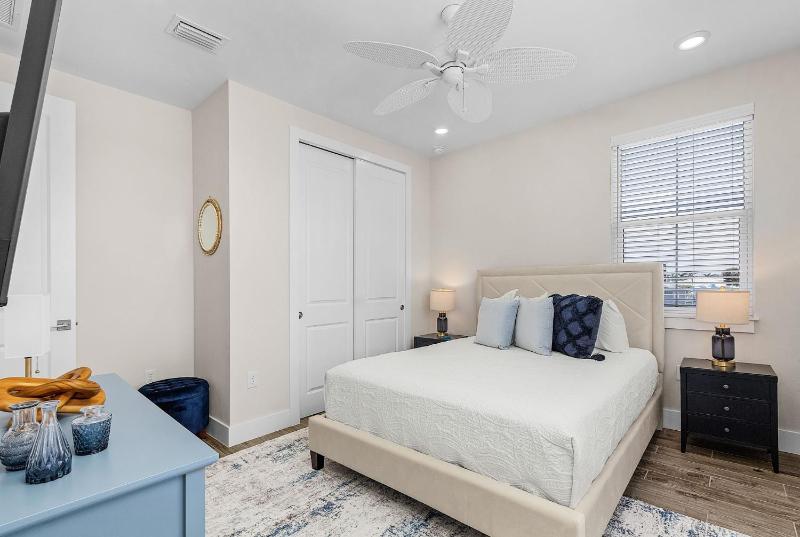 209 Seabreeze Escape- NEW Spacious 5-Bedroom Pool Home home - image 5