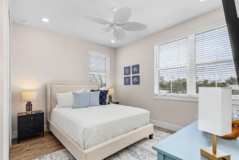 209 Seabreeze Escape- NEW Spacious 5-Bedroom Pool Home home - image 11