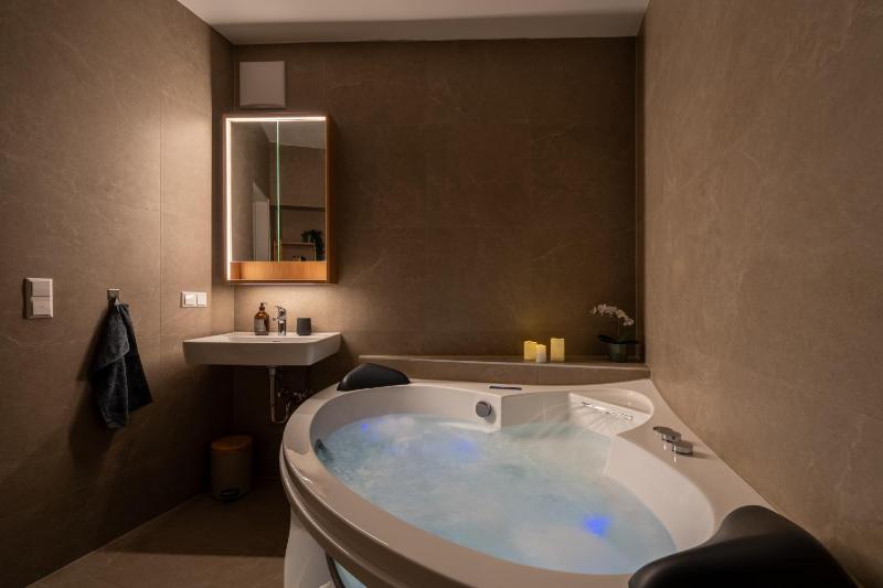 Wellness Altstadt Suite - Sauna Whirlpool & Free Parking by HERO HOMES Graz - image 4