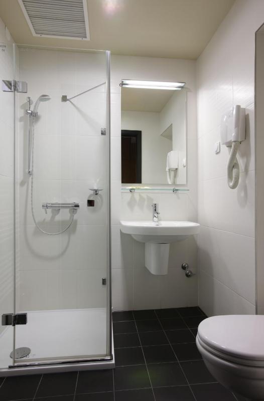 Budget Quadruple Room image 2