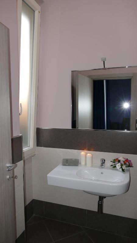 Deluxe King Room image 4