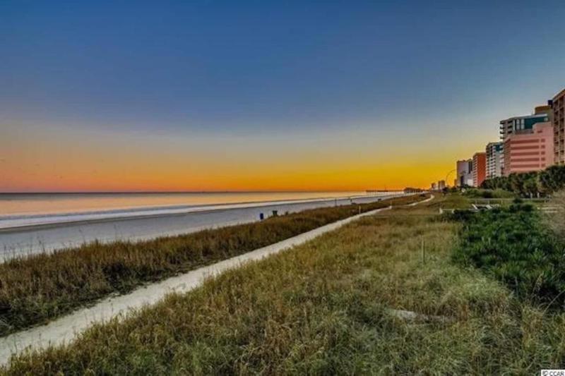Oceanfront Walk to Boardwalk Pools Hot Tub - image 16