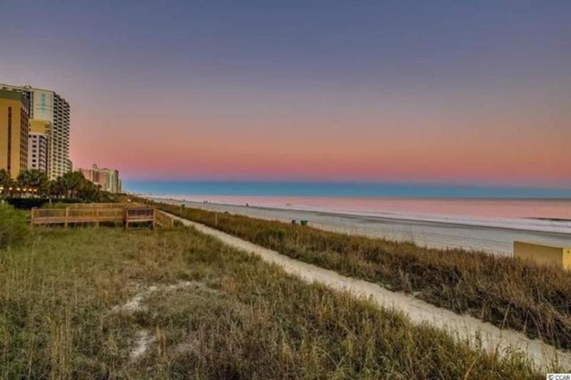Oceanfront Walk to Boardwalk Pools Hot Tub - image 13
