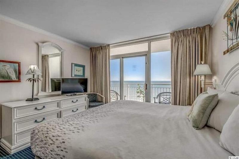 Oceanfront Walk to Boardwalk Pools Hot Tub - image 19