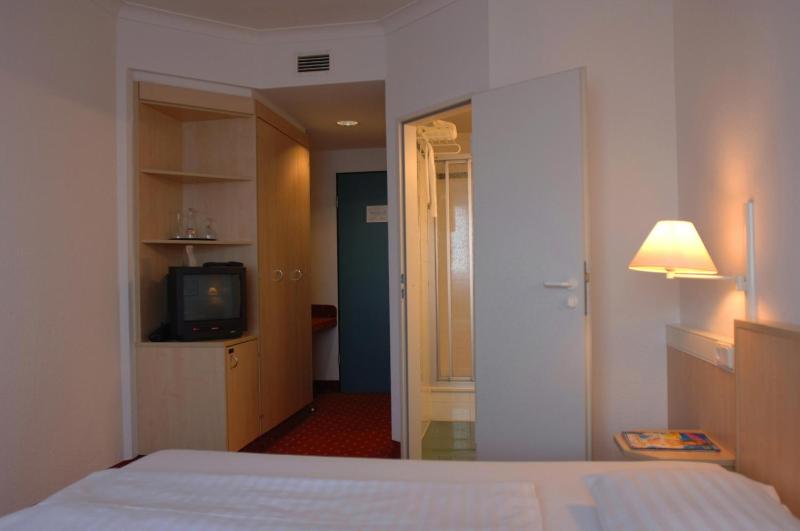 Double Room image 3