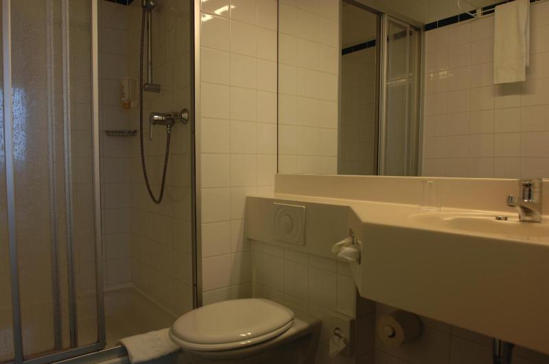 Standard Twin Room image 2