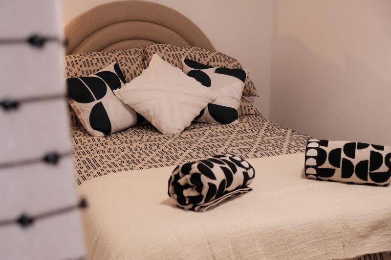 Stylish Luxury Apt - Sleeps 4. - image 23
