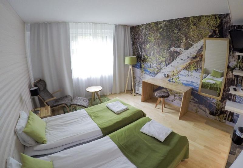 Premium Twin Room image 4