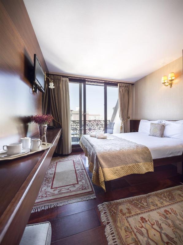 Double Room with Balcony image 2