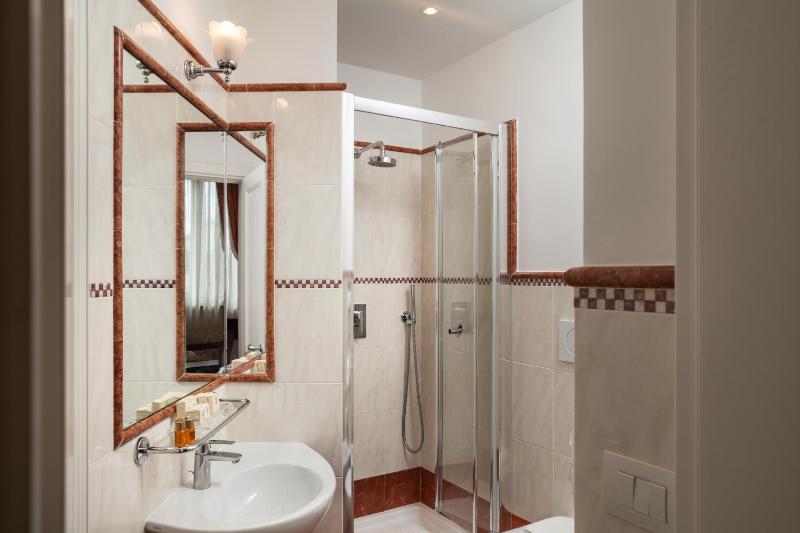 Classic Triple Room image 4