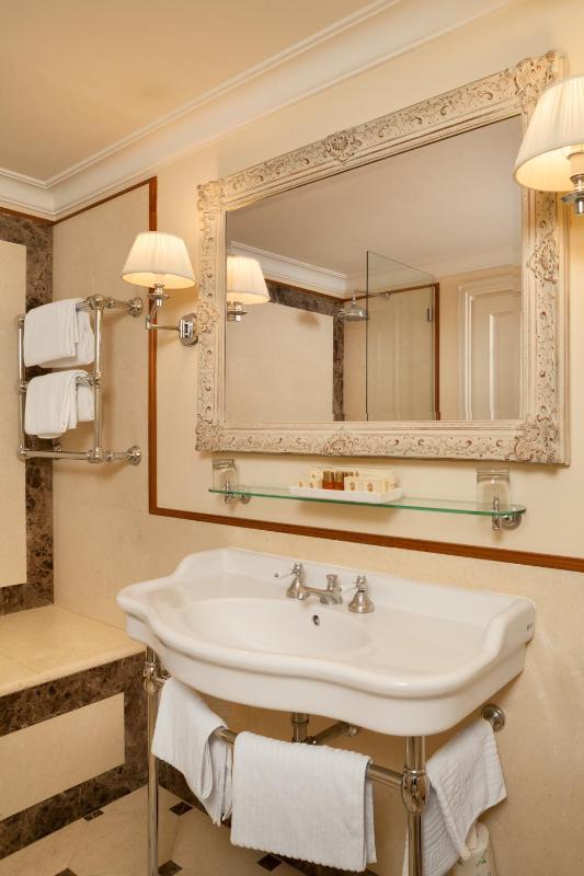 Deluxe Double Room image 2