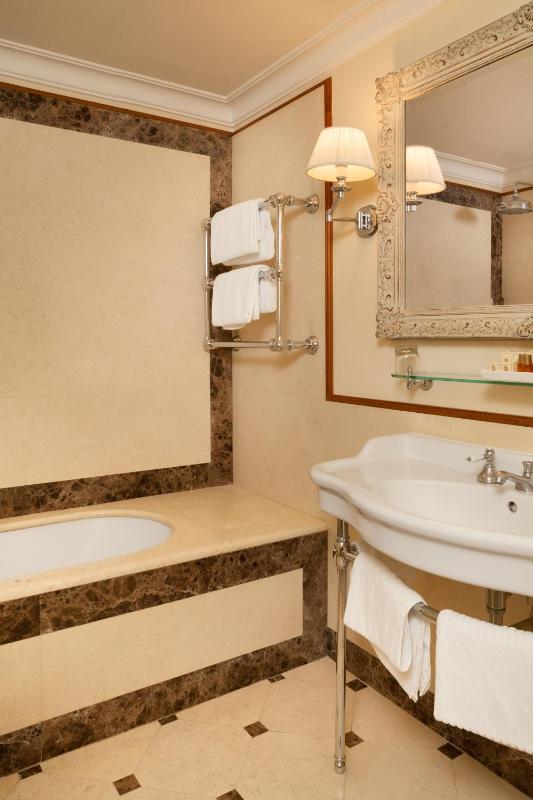 Deluxe Double Room image 4