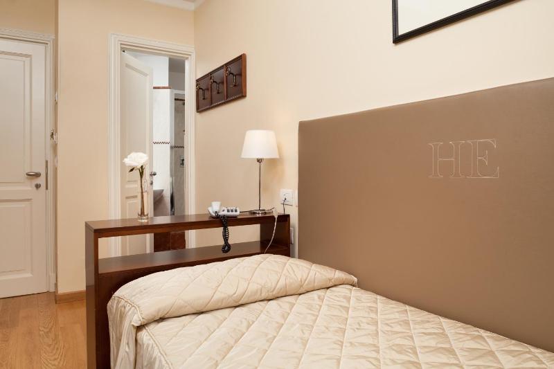 Classic Single Room image 3