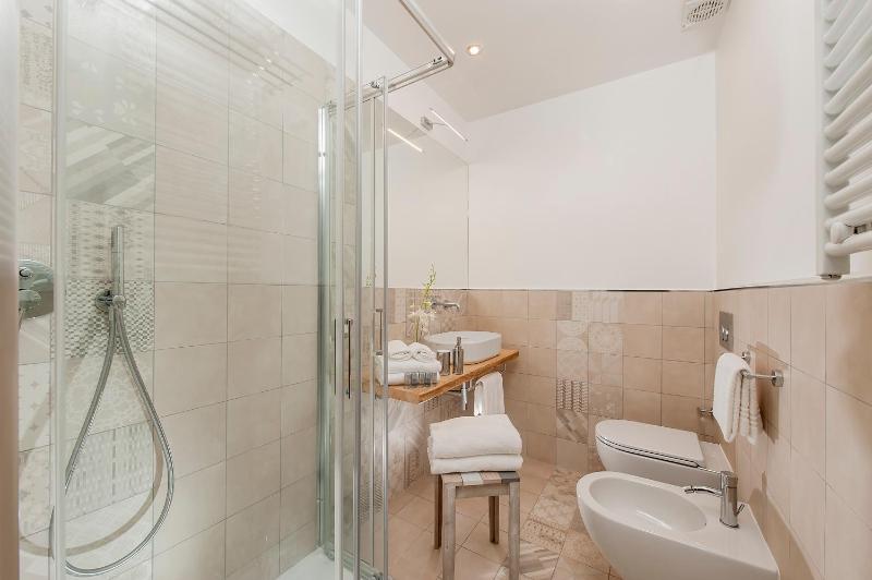 Deluxe Double Room image 3